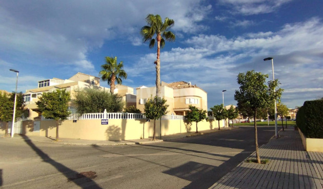 Resale - Villa - Torrevieja - La Siesta - El Salado - Torreta