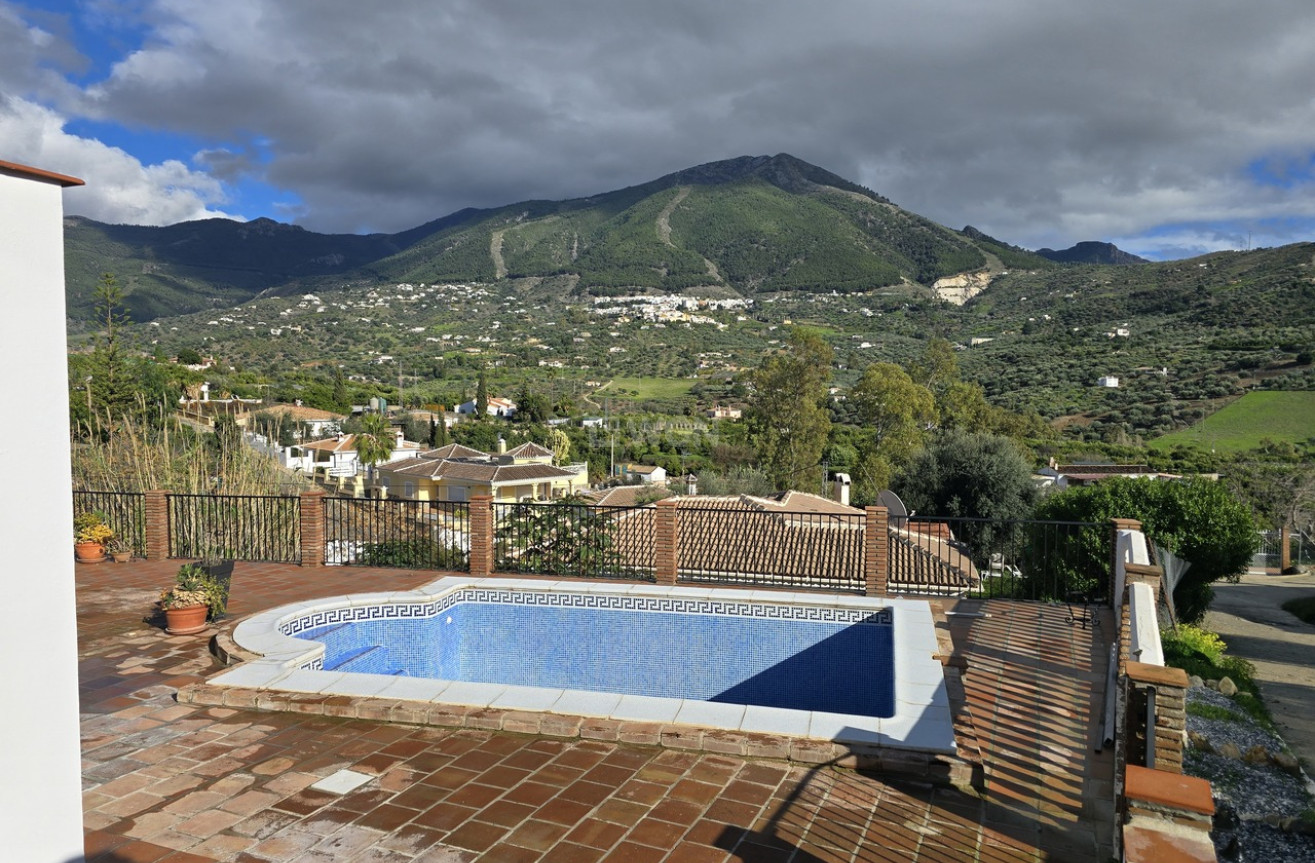 Resale - Villa - Alcaucín - Inland