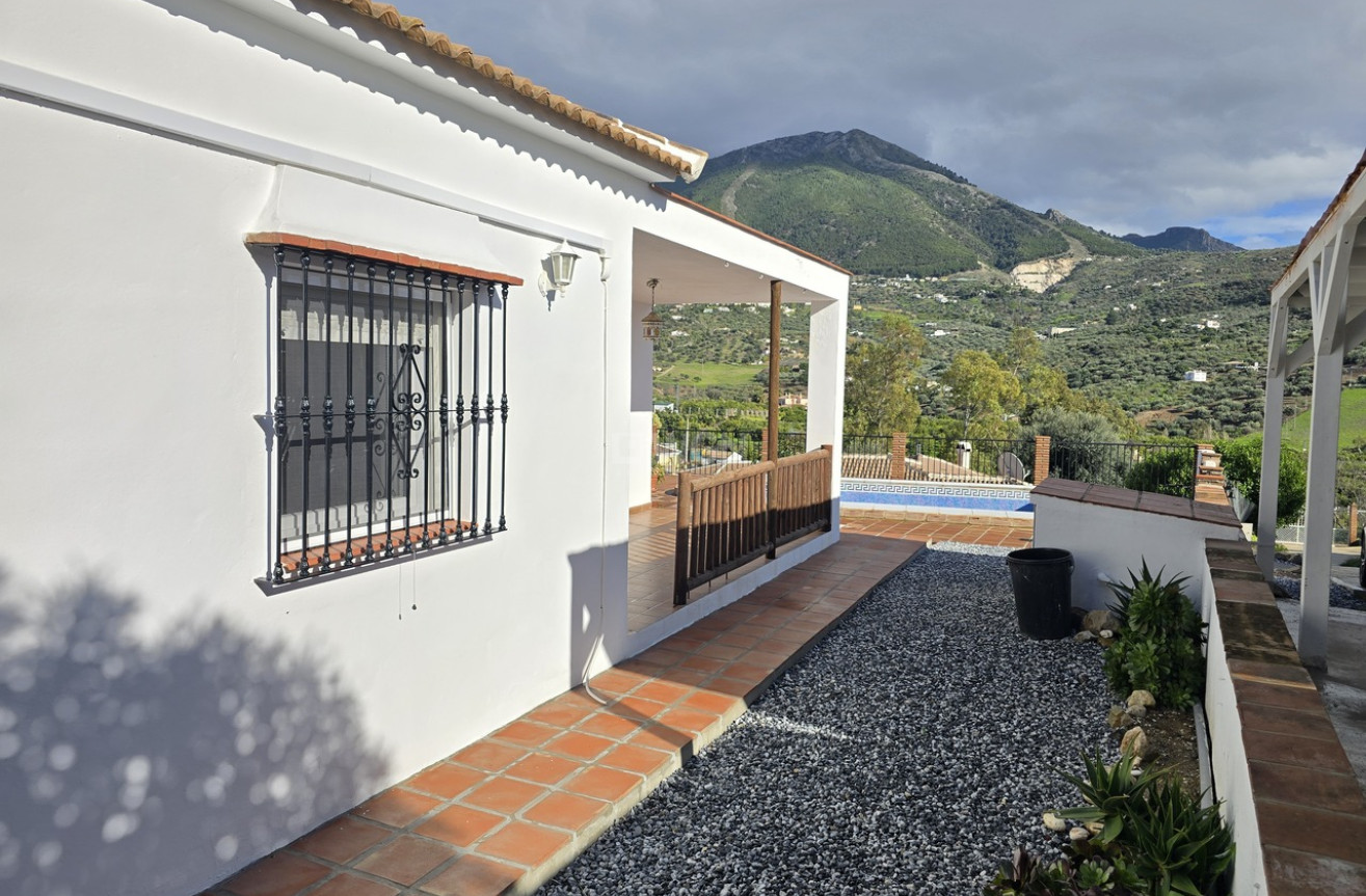 Resale - Villa - Alcaucín - Inland