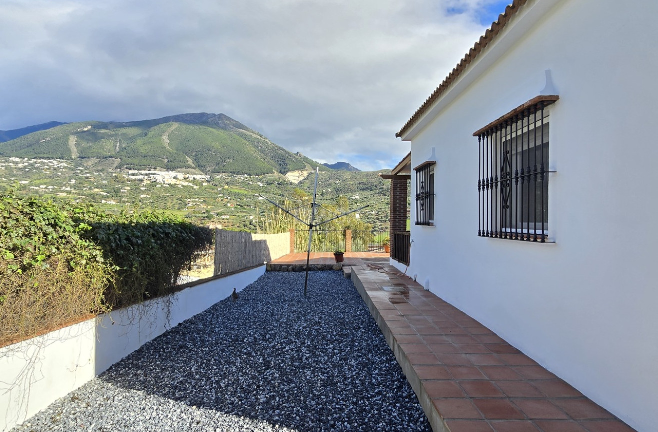 Resale - Villa - Alcaucín - Inland