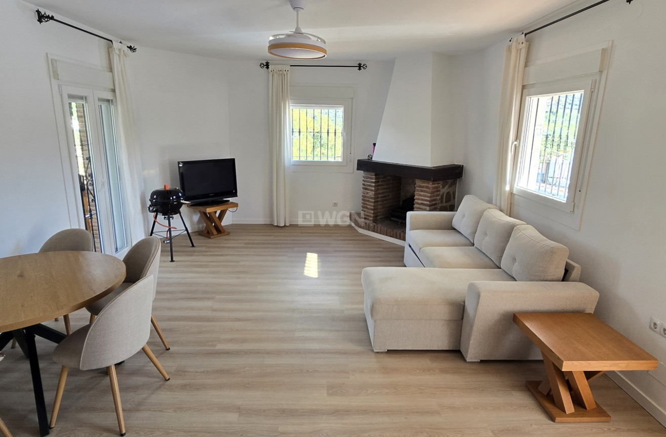 Resale - Villa - Alcaucín - Inland