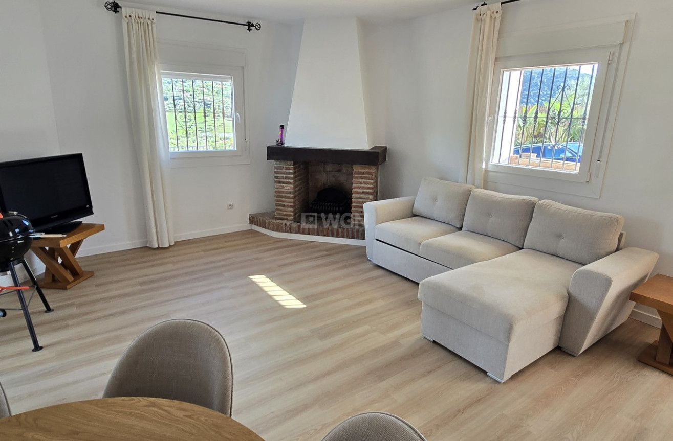 Resale - Villa - Alcaucín - Inland