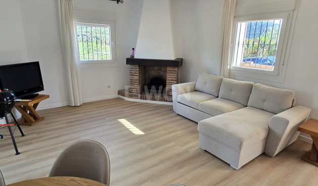 Resale - Villa - Alcaucín - Inland