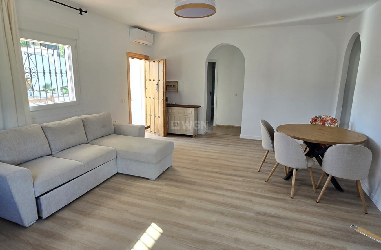 Resale - Villa - Alcaucín - Inland