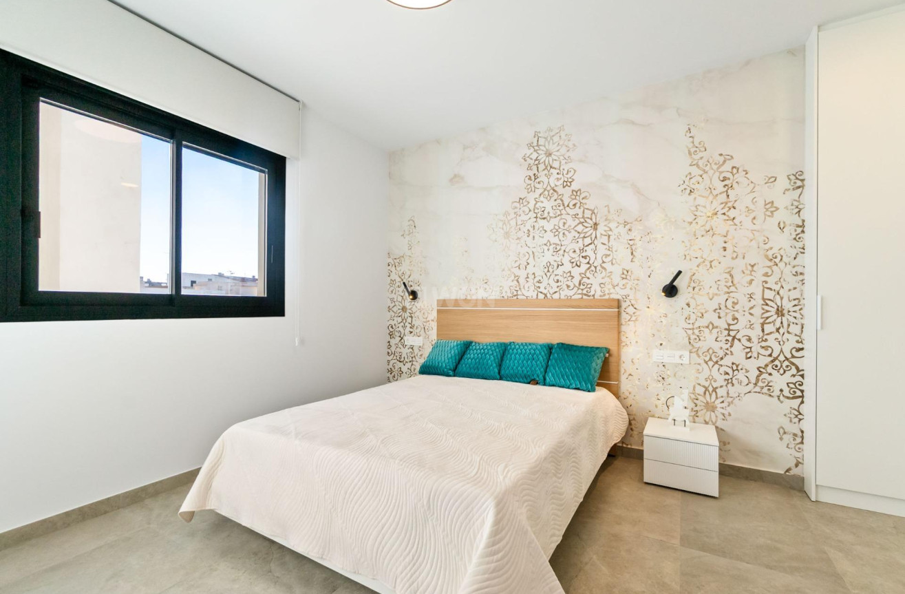 Odsprzedaż - Mieszkanie w bloku - Torrevieja - Playa del Cura