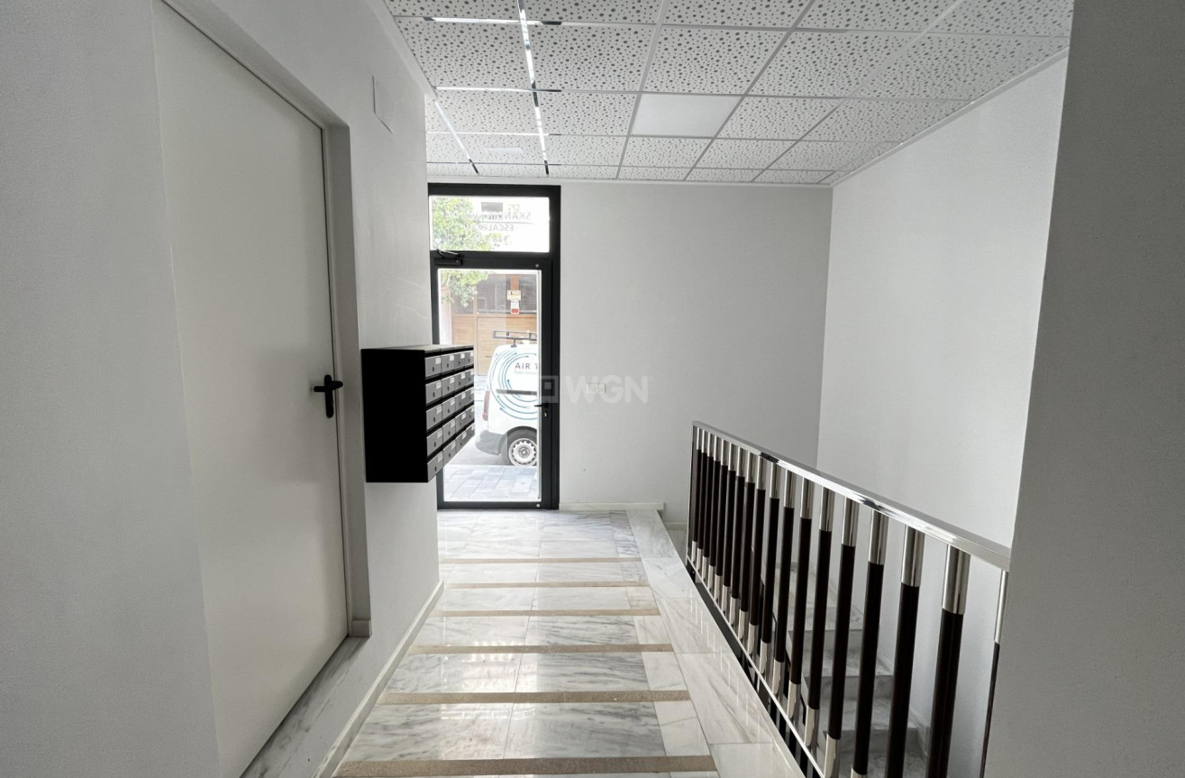 Odsprzedaż - Mieszkanie w bloku - Torrevieja - Playa del Cura