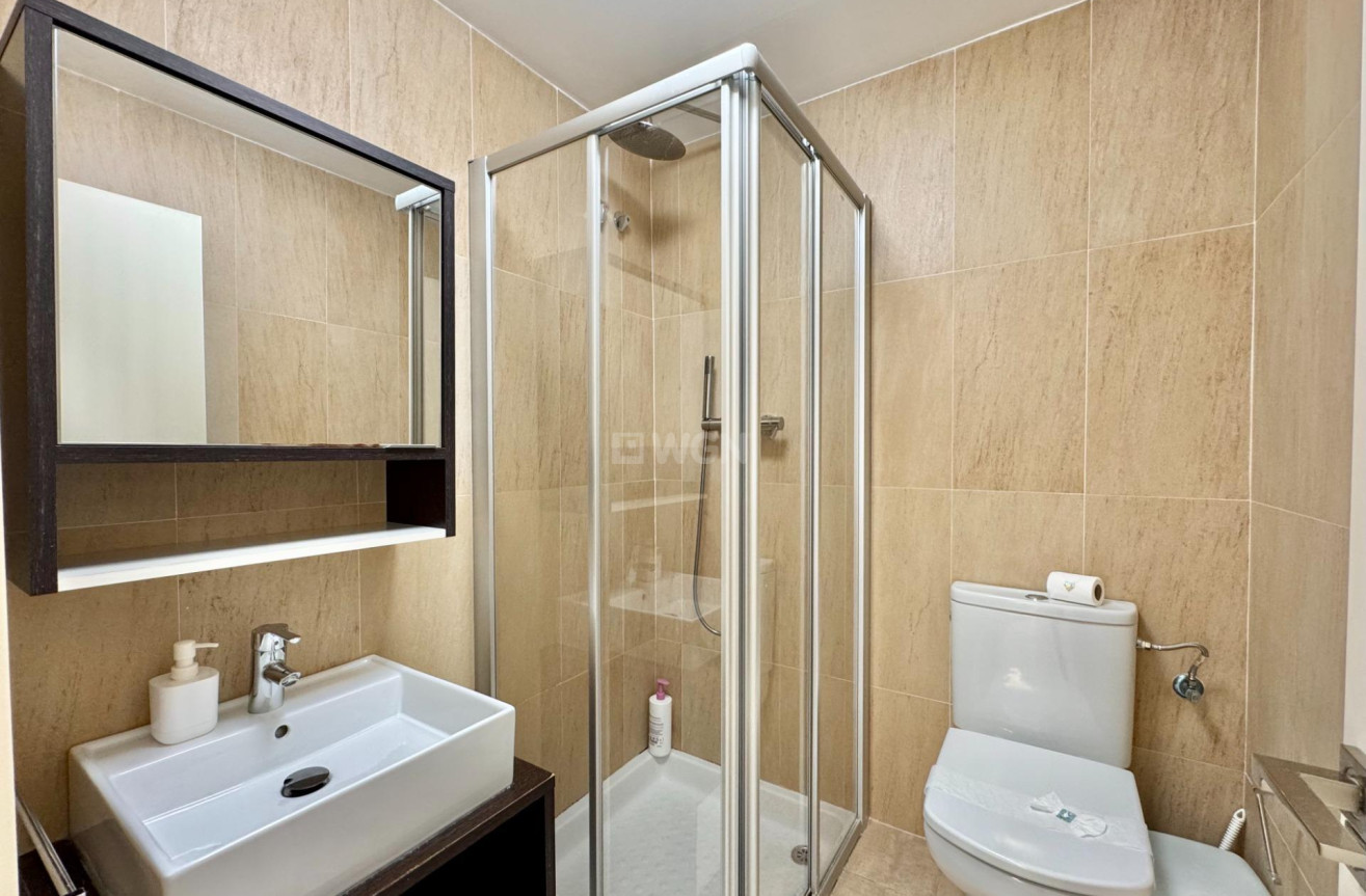 Resale - Apartment / flat - Torrevieja - Estacion De Autobuses