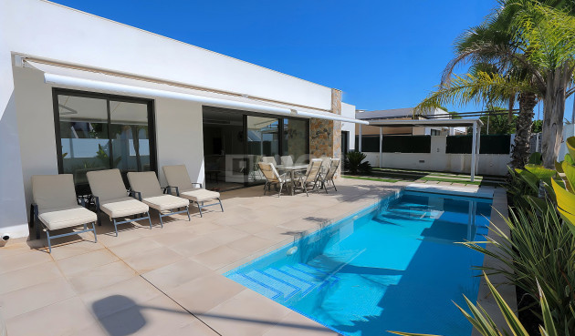 Resale - Villa - Pilar de la Horadada - Costa Blanca