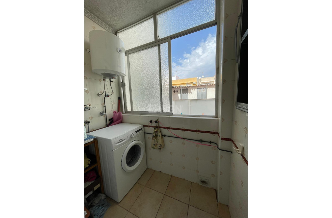 Resale - Apartment / flat - Torrevieja - Las Piscinas Naturales