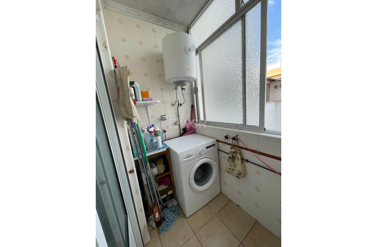 Resale - Apartment / flat - Torrevieja - Las Piscinas Naturales