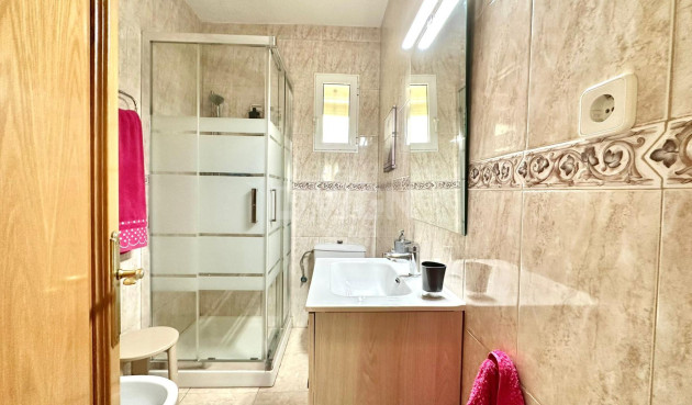 Odsprzedaż - Mieszkanie w bloku - Torrevieja - Estacion De Autobuses