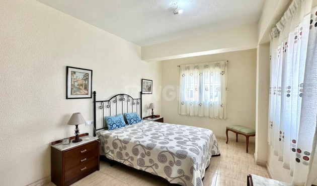 Odsprzedaż - Mieszkanie w bloku - Torrevieja - Estacion De Autobuses