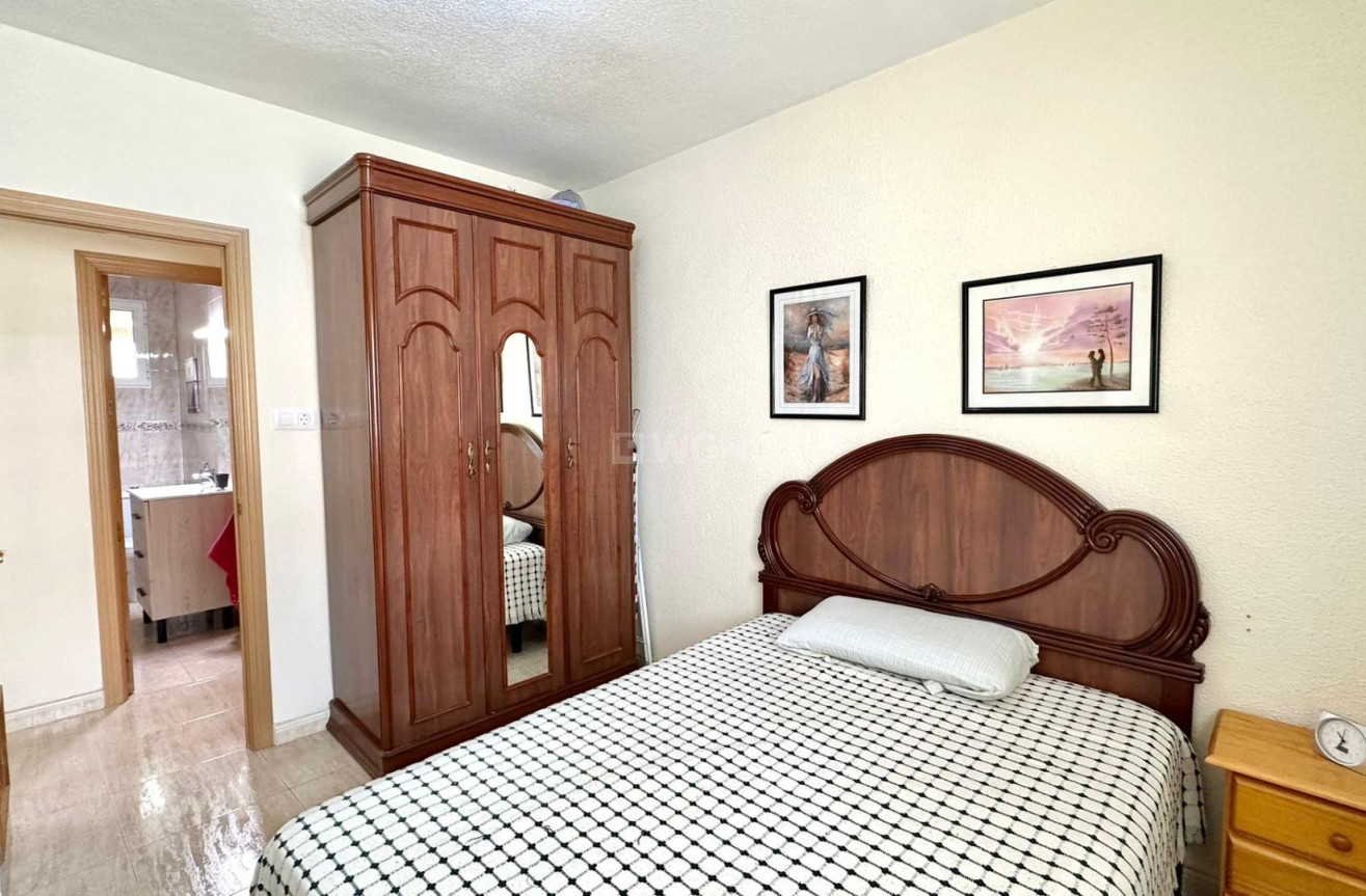 Odsprzedaż - Mieszkanie w bloku - Torrevieja - Estacion De Autobuses