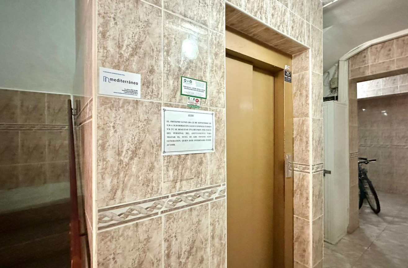 Odsprzedaż - Mieszkanie w bloku - Torrevieja - Estacion De Autobuses