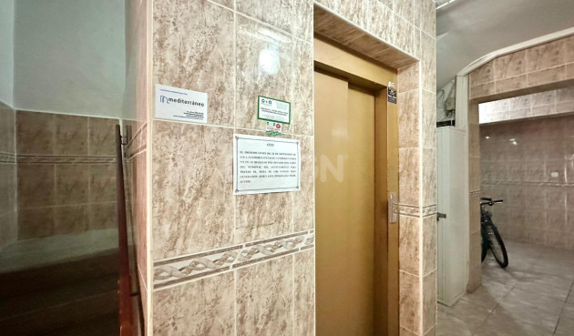 Odsprzedaż - Mieszkanie w bloku - Torrevieja - Estacion De Autobuses