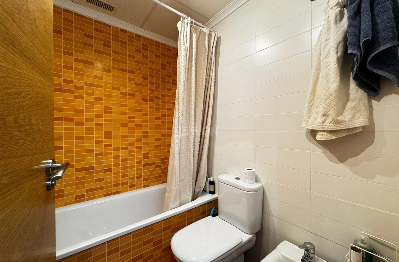 Odsprzedaż - Mieszkanie w bloku - Torrevieja - Playa del Cura