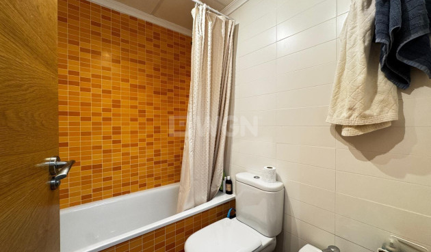 Odsprzedaż - Mieszkanie w bloku - Torrevieja - Playa del Cura