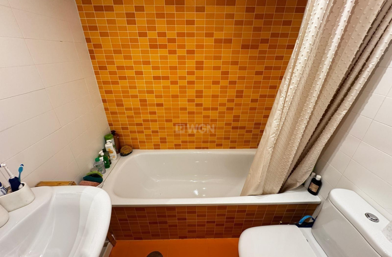 Odsprzedaż - Mieszkanie w bloku - Torrevieja - Playa del Cura