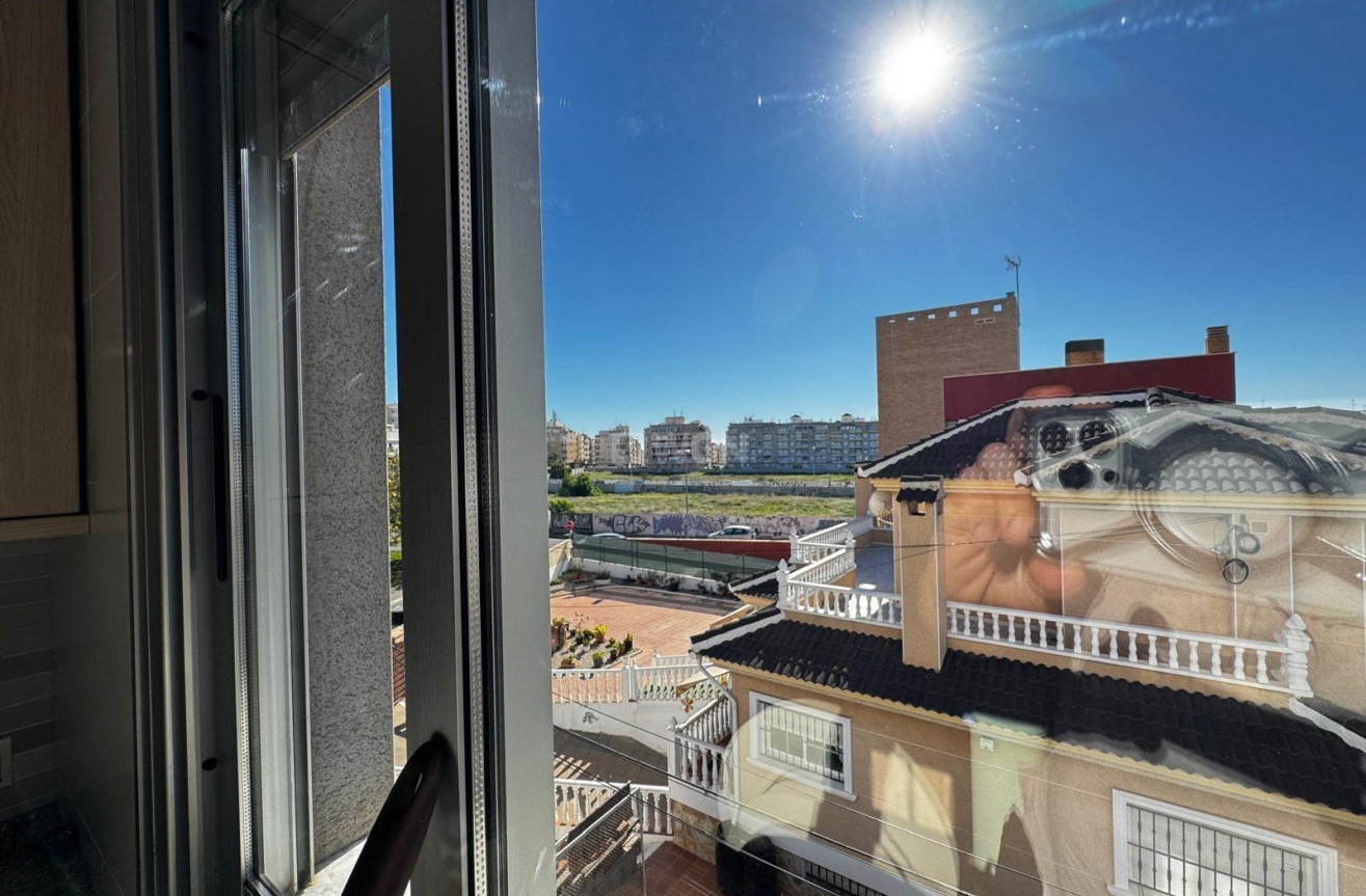 Odsprzedaż - Mieszkanie w bloku - Torrevieja - Playa del Cura