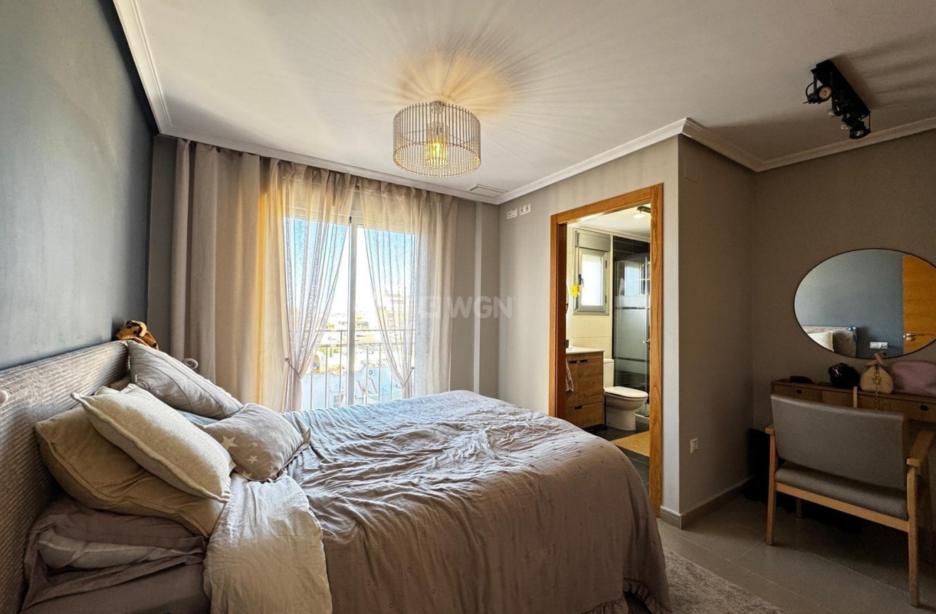 Odsprzedaż - Mieszkanie w bloku - Torrevieja - Playa del Cura