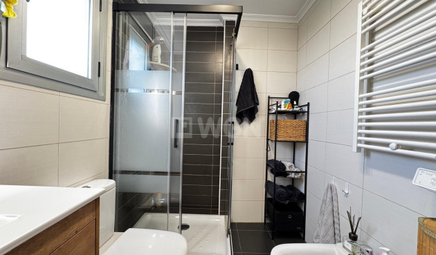 Odsprzedaż - Mieszkanie w bloku - Torrevieja - Playa del Cura