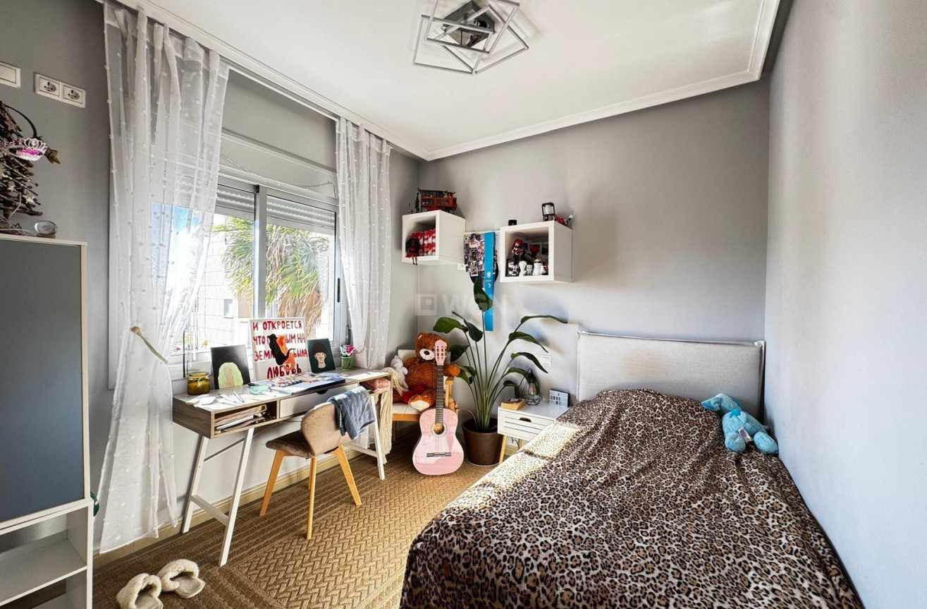 Odsprzedaż - Mieszkanie w bloku - Torrevieja - Playa del Cura