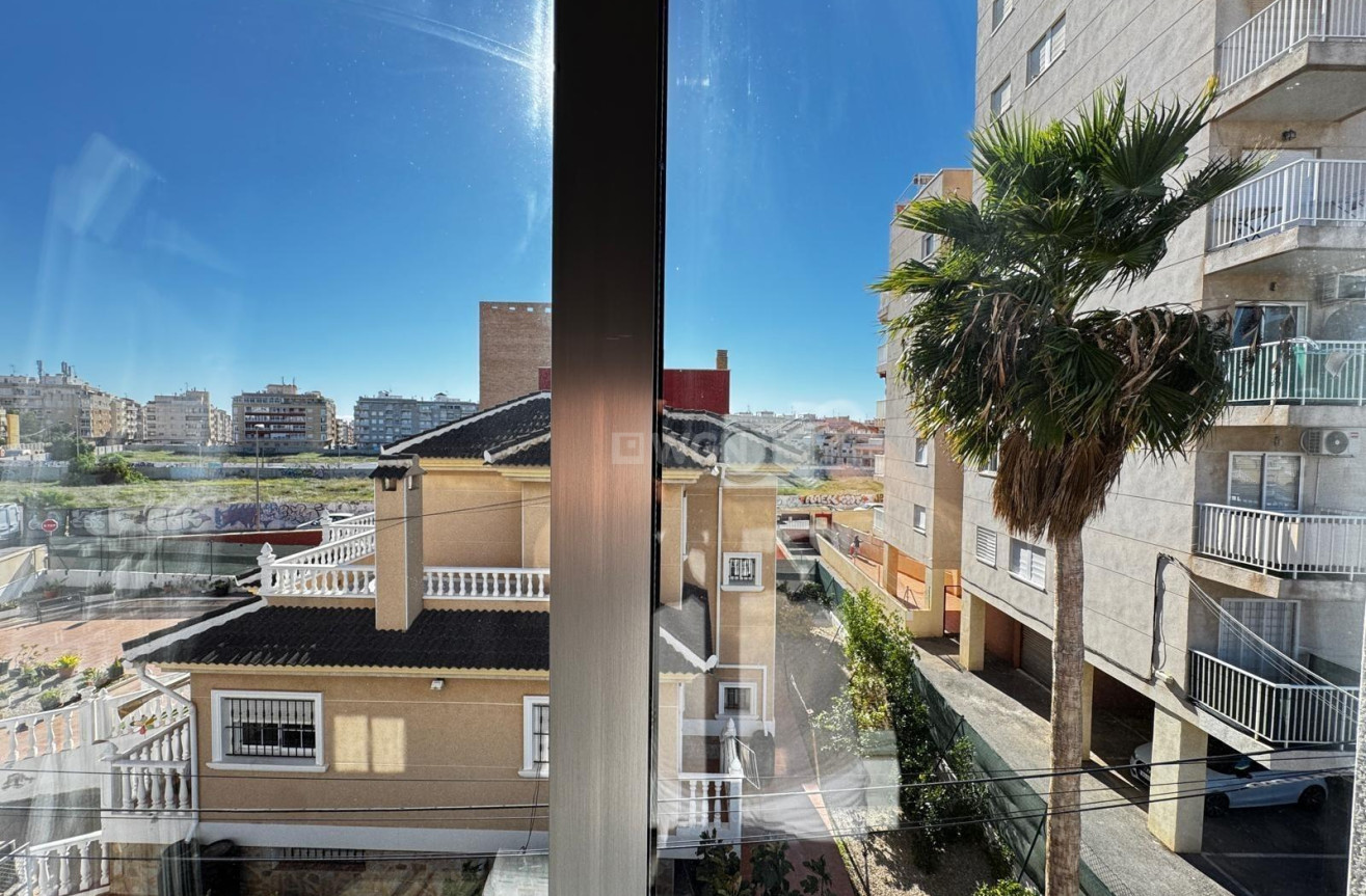 Odsprzedaż - Mieszkanie w bloku - Torrevieja - Playa del Cura