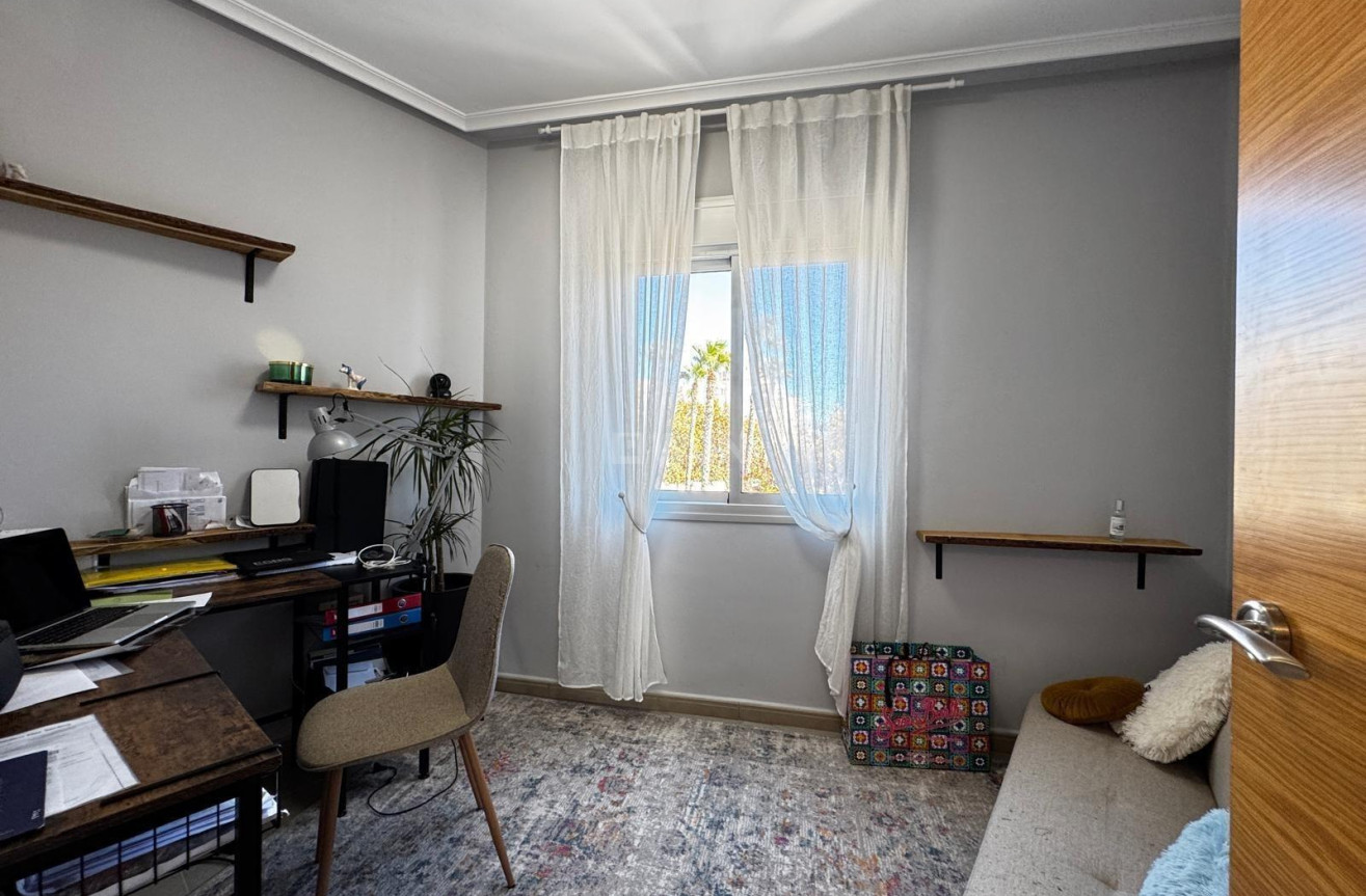 Odsprzedaż - Mieszkanie w bloku - Torrevieja - Playa del Cura