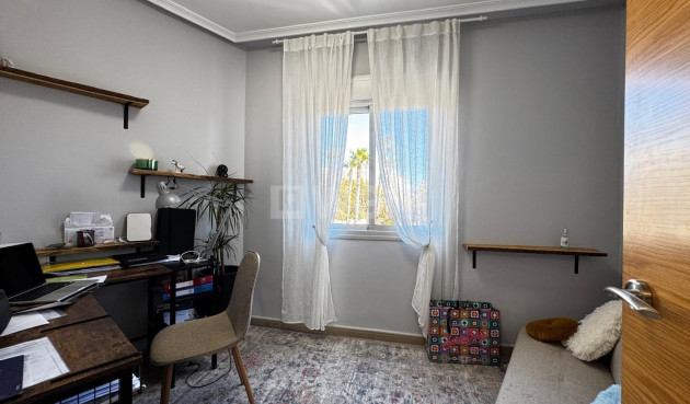 Odsprzedaż - Mieszkanie w bloku - Torrevieja - Playa del Cura