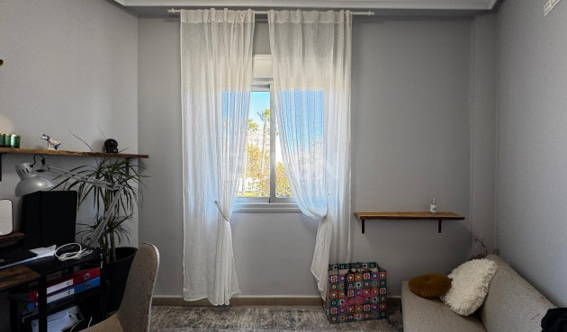 Odsprzedaż - Mieszkanie w bloku - Torrevieja - Playa del Cura