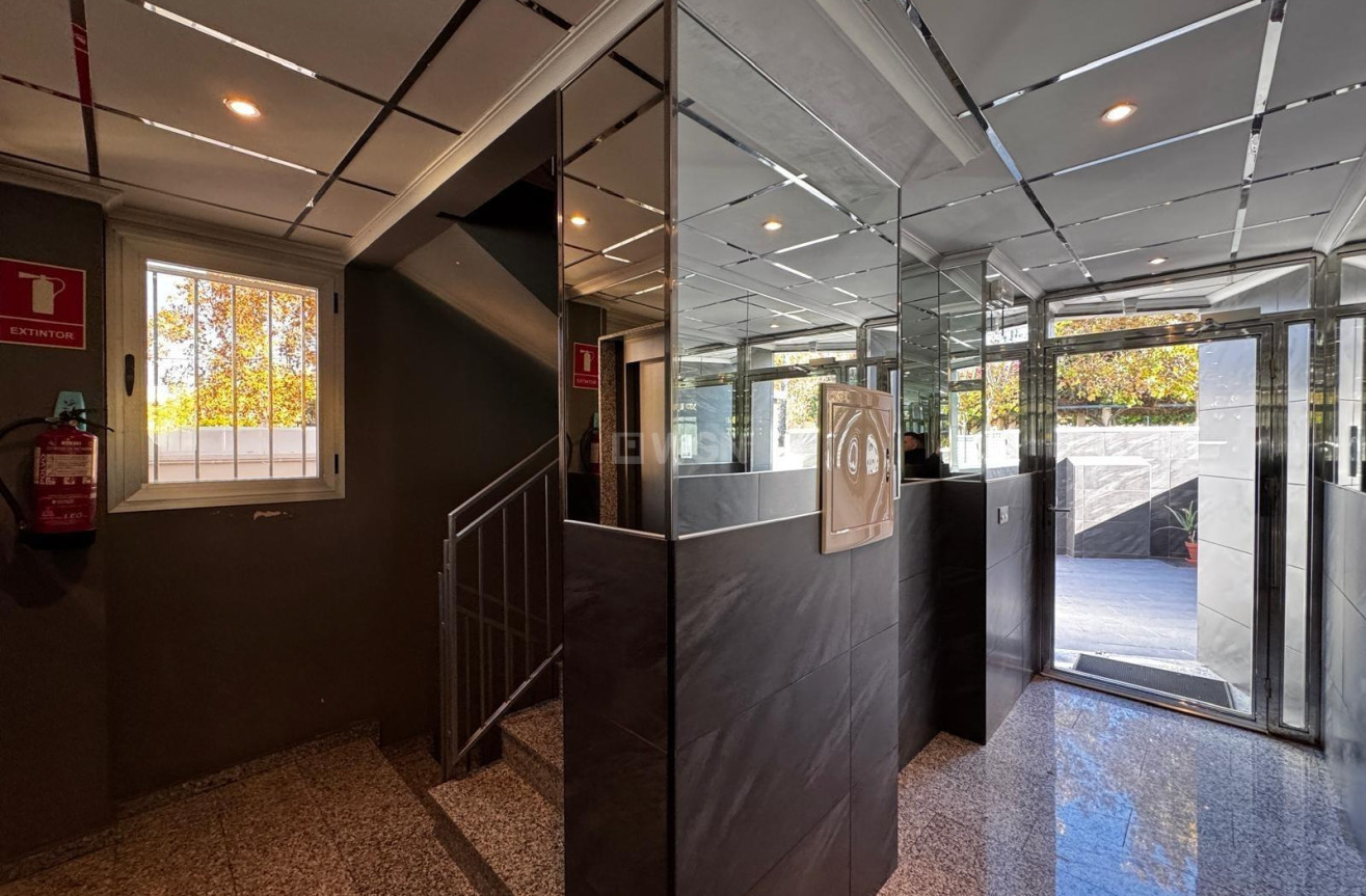 Odsprzedaż - Mieszkanie w bloku - Torrevieja - Playa del Cura