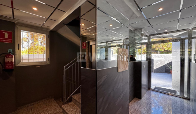 Odsprzedaż - Mieszkanie w bloku - Torrevieja - Playa del Cura