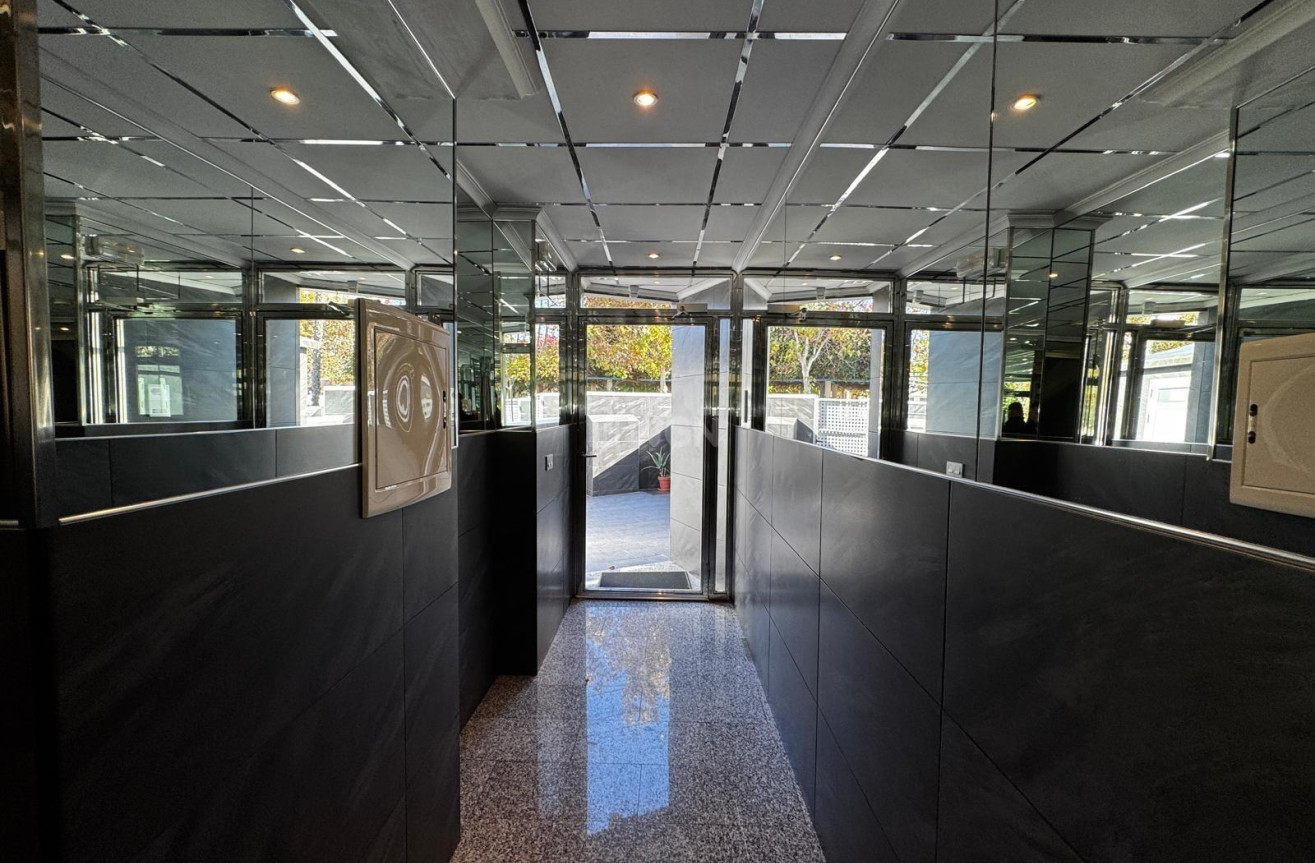 Odsprzedaż - Mieszkanie w bloku - Torrevieja - Playa del Cura