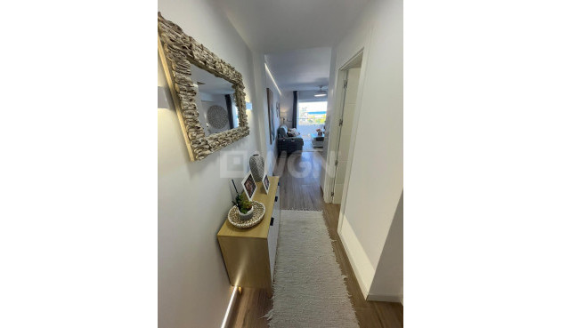 Odsprzedaż - Mieszkanie w bloku - Torrevieja - Punta Prima