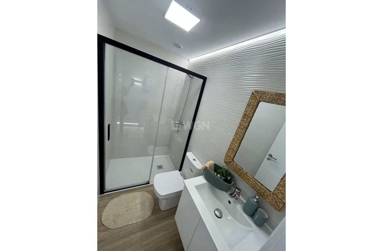 Odsprzedaż - Mieszkanie w bloku - Torrevieja - Punta Prima