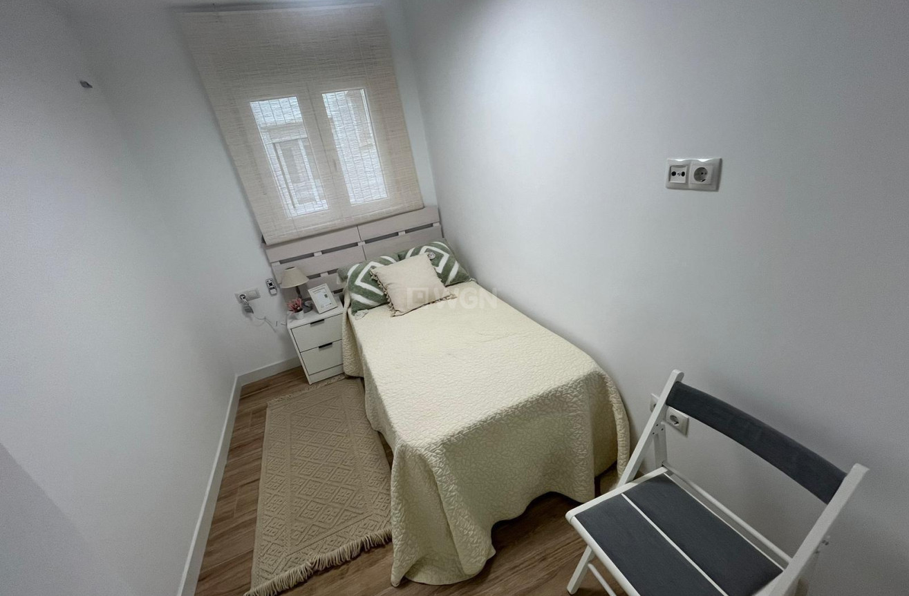 Odsprzedaż - Mieszkanie w bloku - Torrevieja - Punta Prima