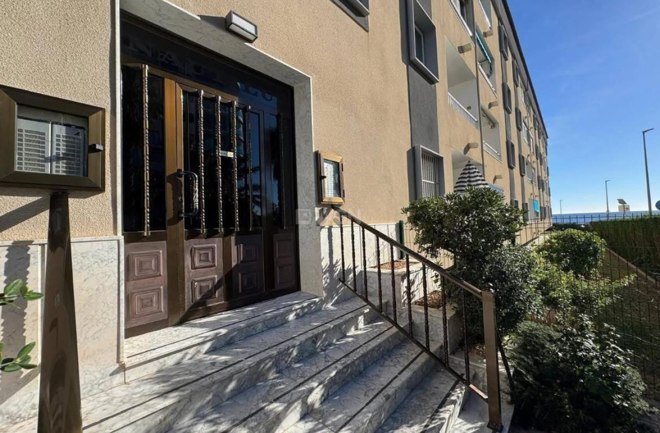 Odsprzedaż - Mieszkanie w bloku - Torrevieja - Punta Prima