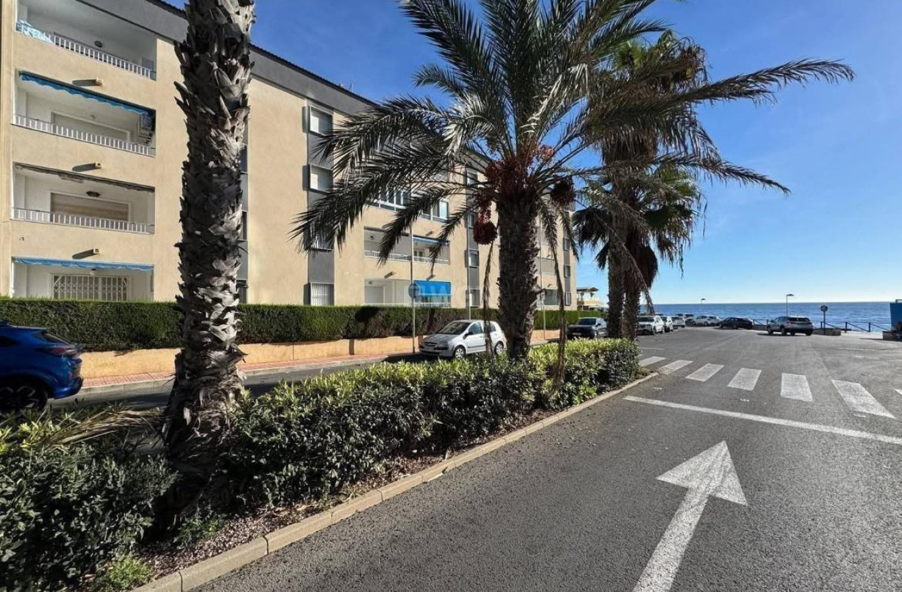 Odsprzedaż - Mieszkanie w bloku - Torrevieja - Punta Prima