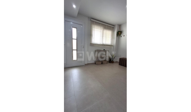 Odsprzedaż - Mieszkanie w bloku - Torrevieja - Acequion