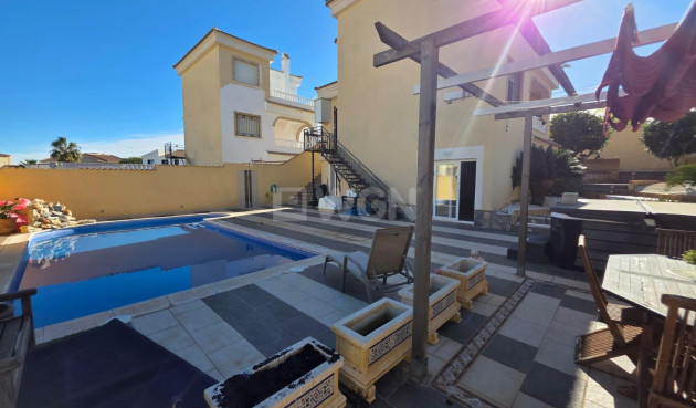 Odsprzedaż - Villa - Orihuela Costa - Villamartín-las Filipinas