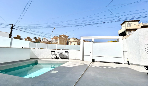 Odsprzedaż - Villa - Villamartin - Costa Blanca