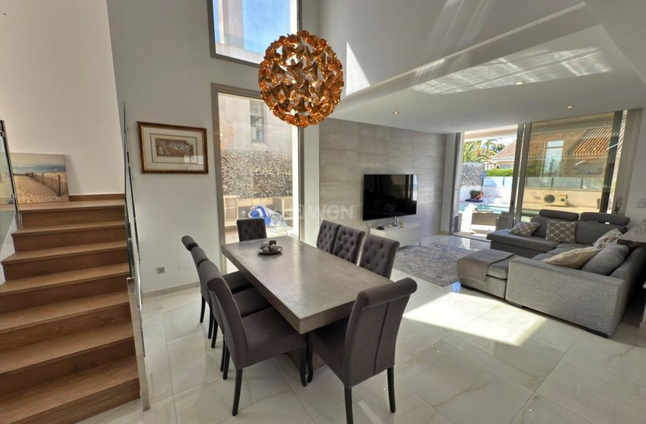 Odsprzedaż - Villa - Orihuela Costa - Villamartín