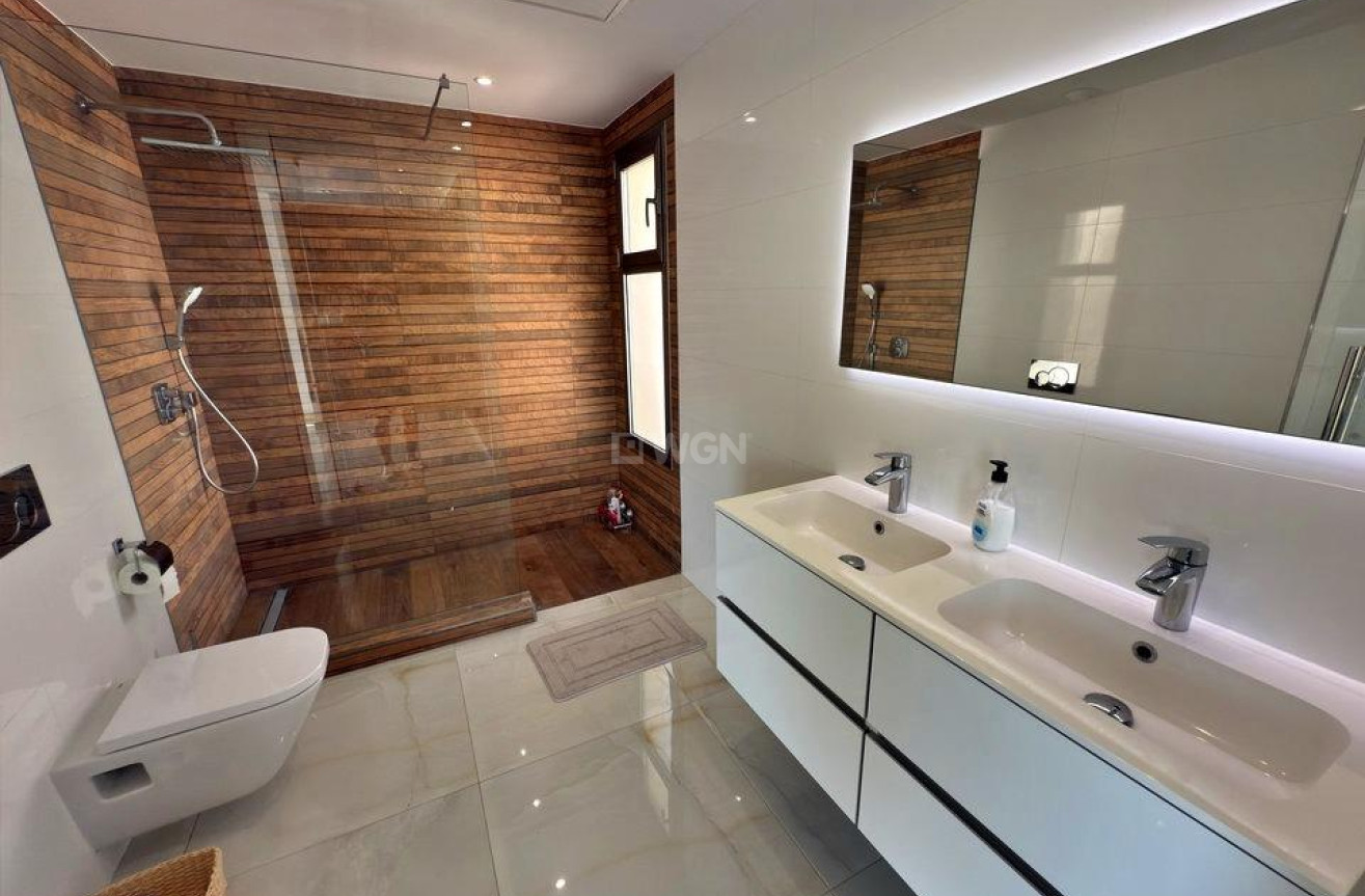 Odsprzedaż - Villa - Orihuela Costa - Villamartín