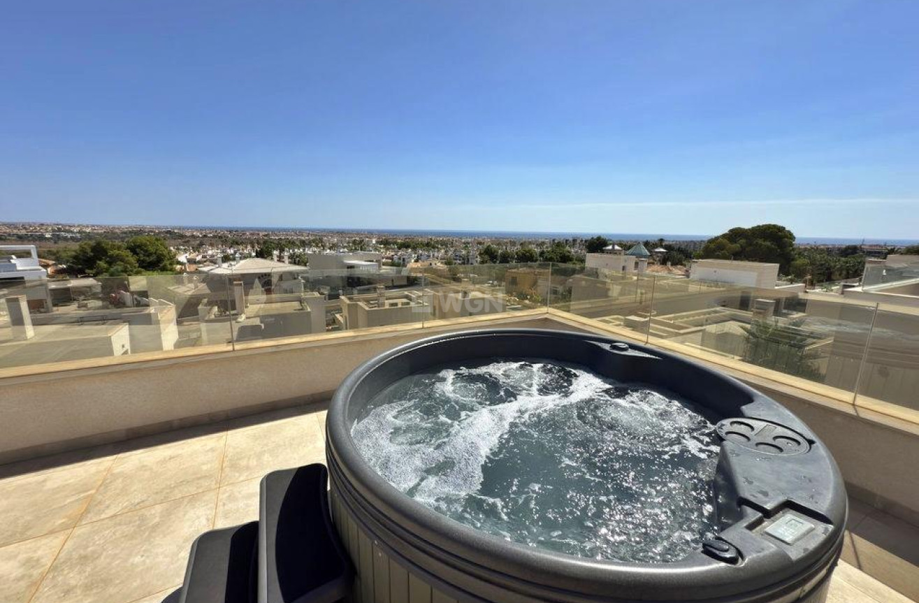 Odsprzedaż - Villa - Orihuela Costa - Villamartín