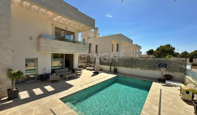 Odsprzedaż - Villa - Orihuela Costa - Villamartín