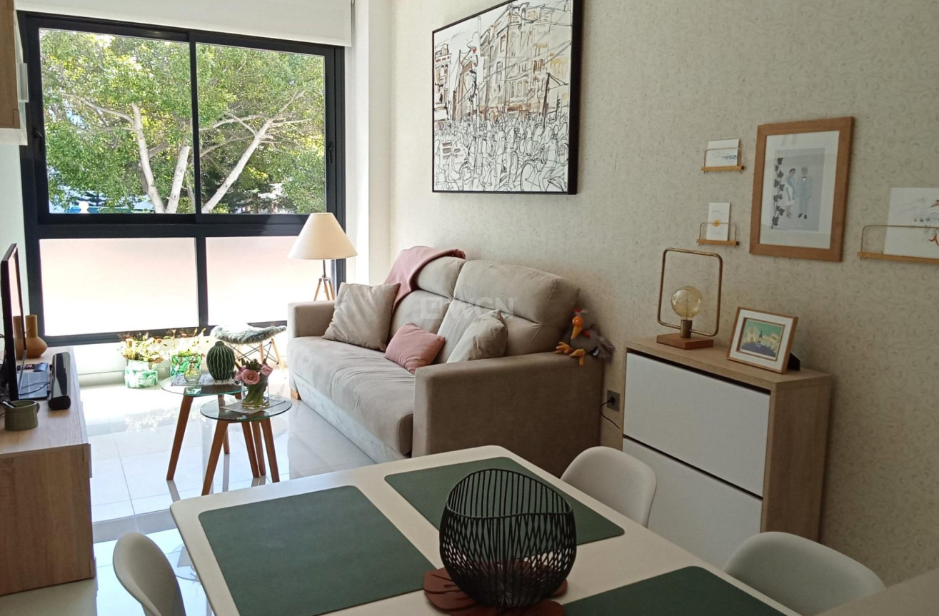 Odsprzedaż - Mieszkanie w bloku - Torrevieja - Estacion De Autobuses