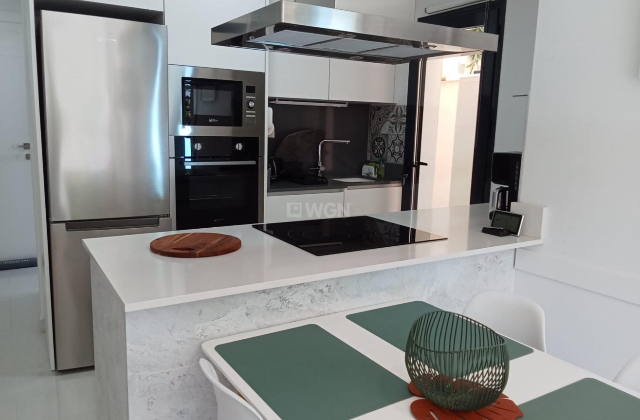 Odsprzedaż - Mieszkanie w bloku - Torrevieja - Estacion De Autobuses