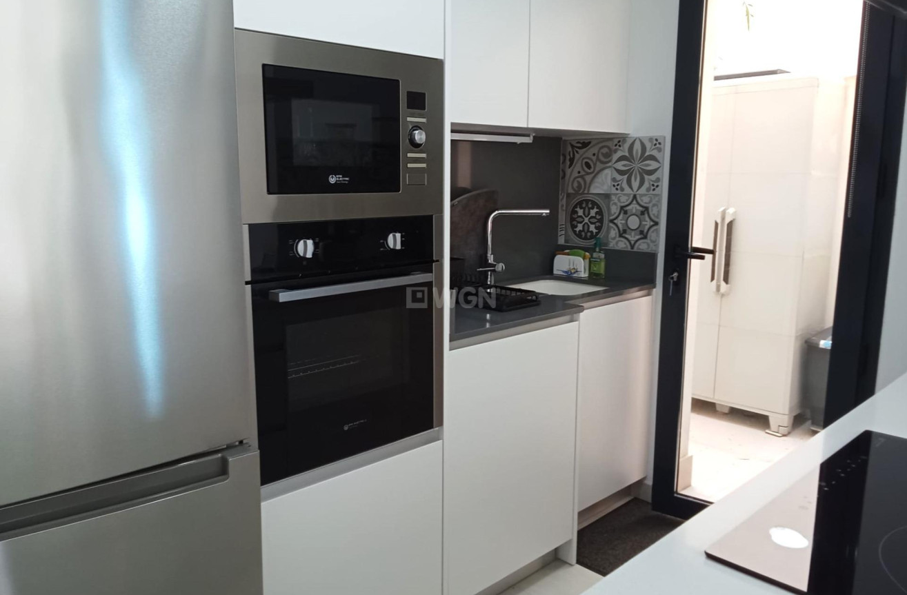 Odsprzedaż - Mieszkanie w bloku - Torrevieja - Estacion De Autobuses