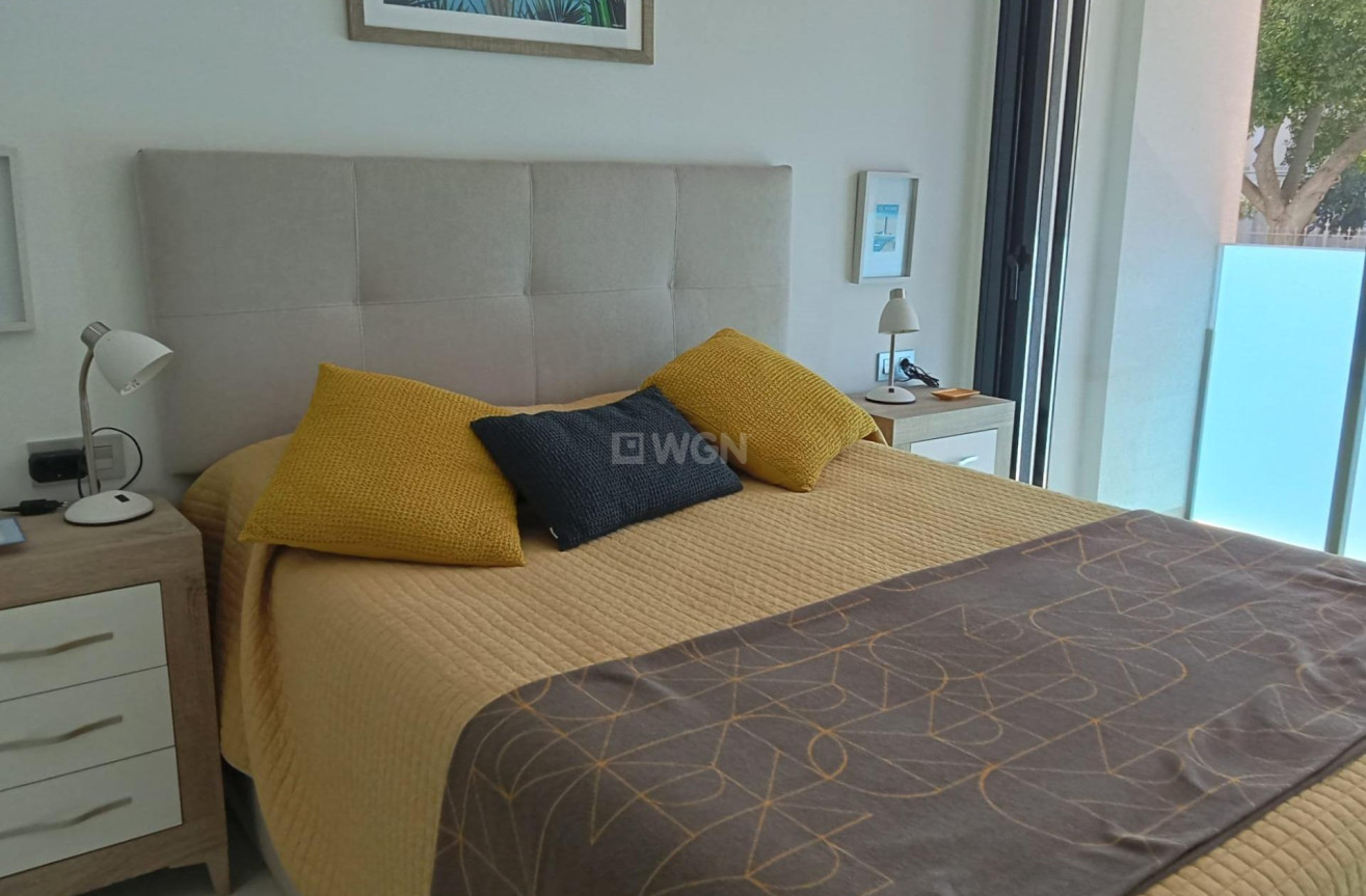 Odsprzedaż - Mieszkanie w bloku - Torrevieja - Estacion De Autobuses