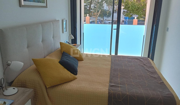 Odsprzedaż - Mieszkanie w bloku - Torrevieja - Estacion De Autobuses